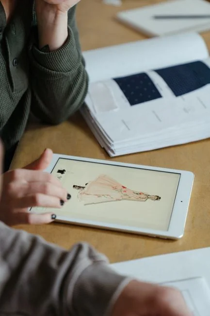 Flat lay présentant des supports de branding et des concepts de design pour des échanges autour de la stratégie créative.