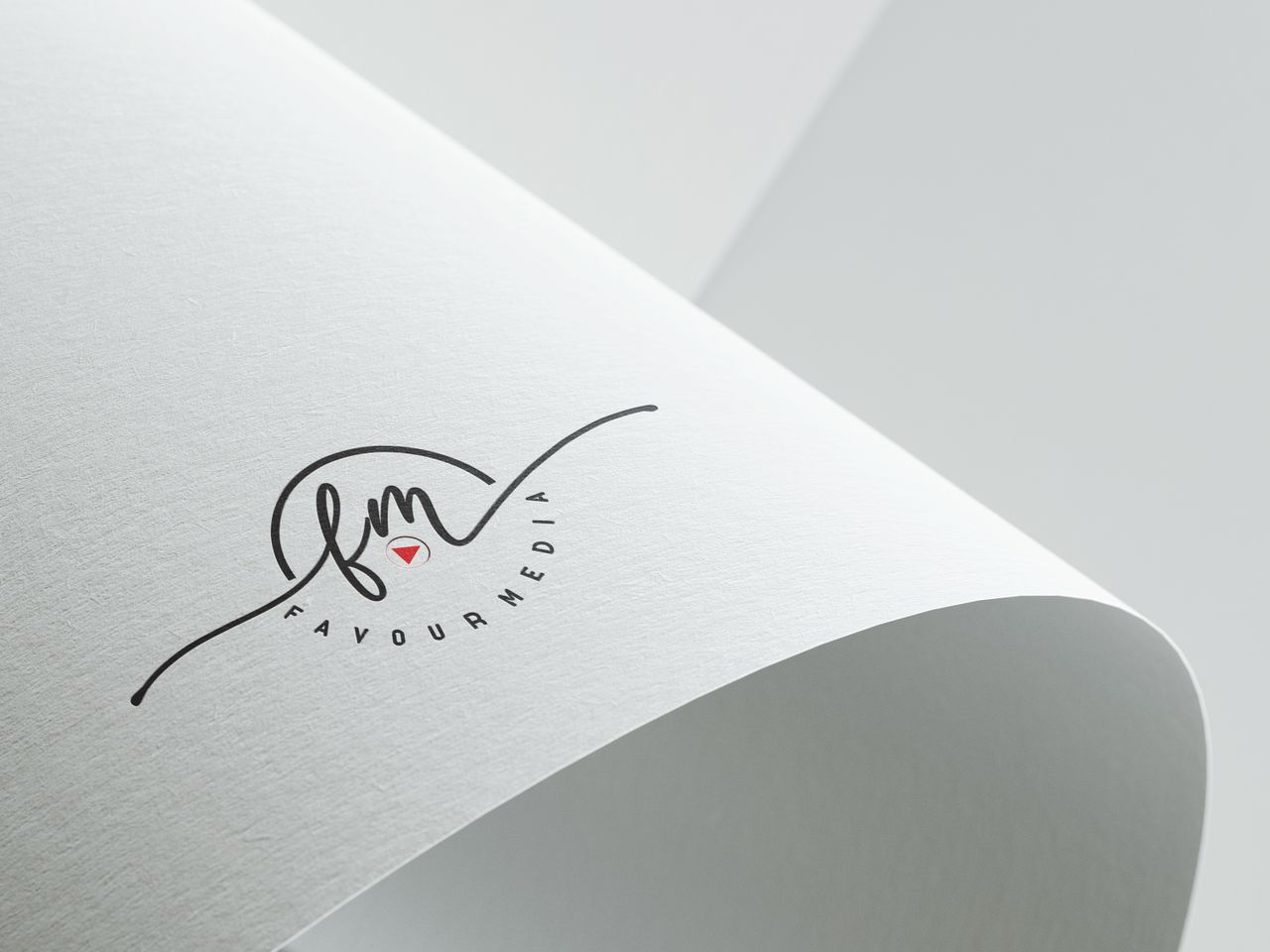 Minimalist design mettant en avant le logo Favour Media sur du papier texturé plié avec espace de copie.